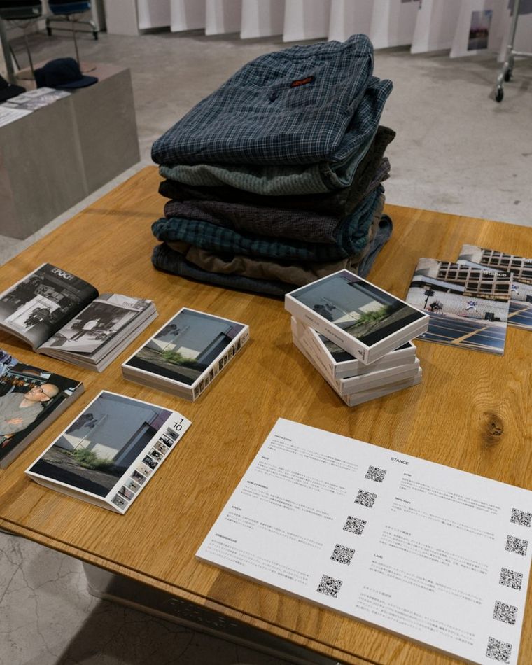 什器に並ぶデニムとZINEの展示