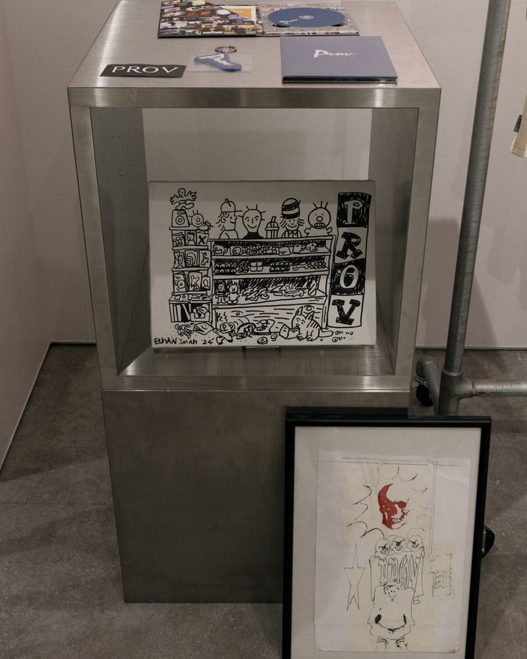 什器に展示されたZINEとアート作品