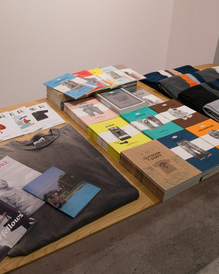 テーブルに並ぶZINE・出版物の展示