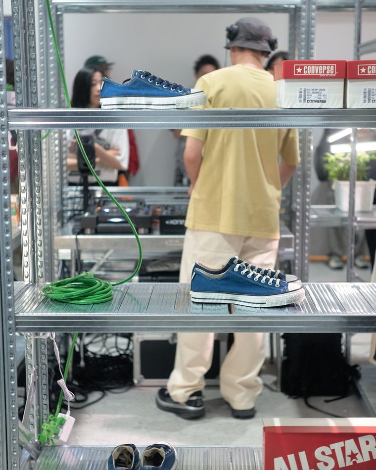 CONVERSEとのコラボ什器・商品展示