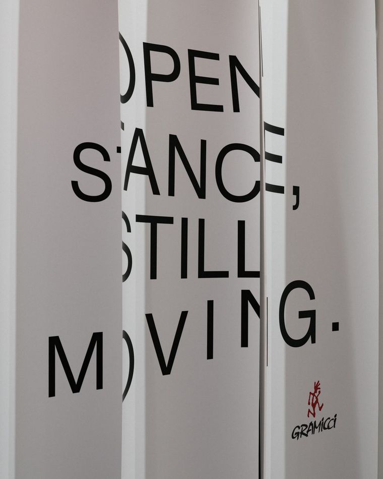 OPEN STANCE, STILL MOVING 展示のサイン